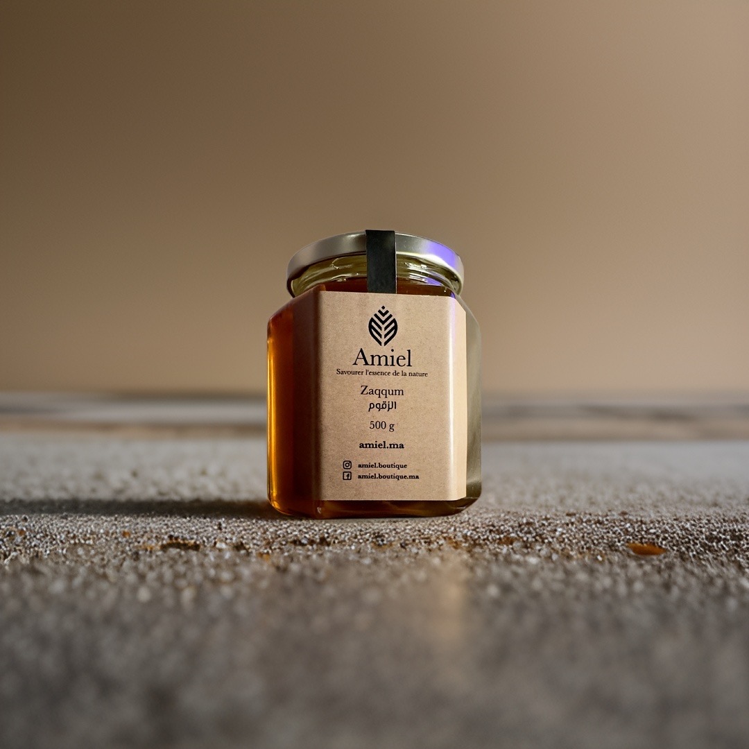 Miel artisanal Amiel tenu en main